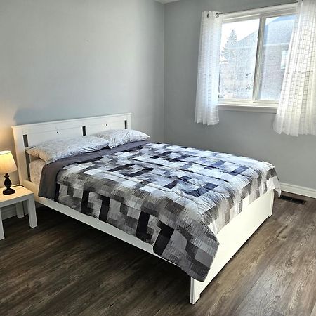 Modern Quiet Home By The Airport Mississauga Bagian luar foto