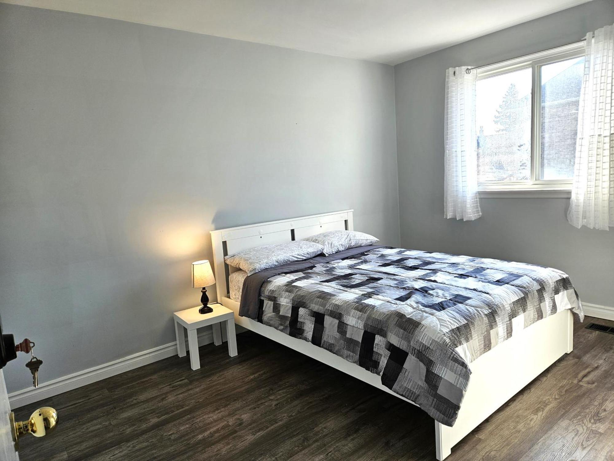 Modern Quiet Home By The Airport Mississauga Bagian luar foto