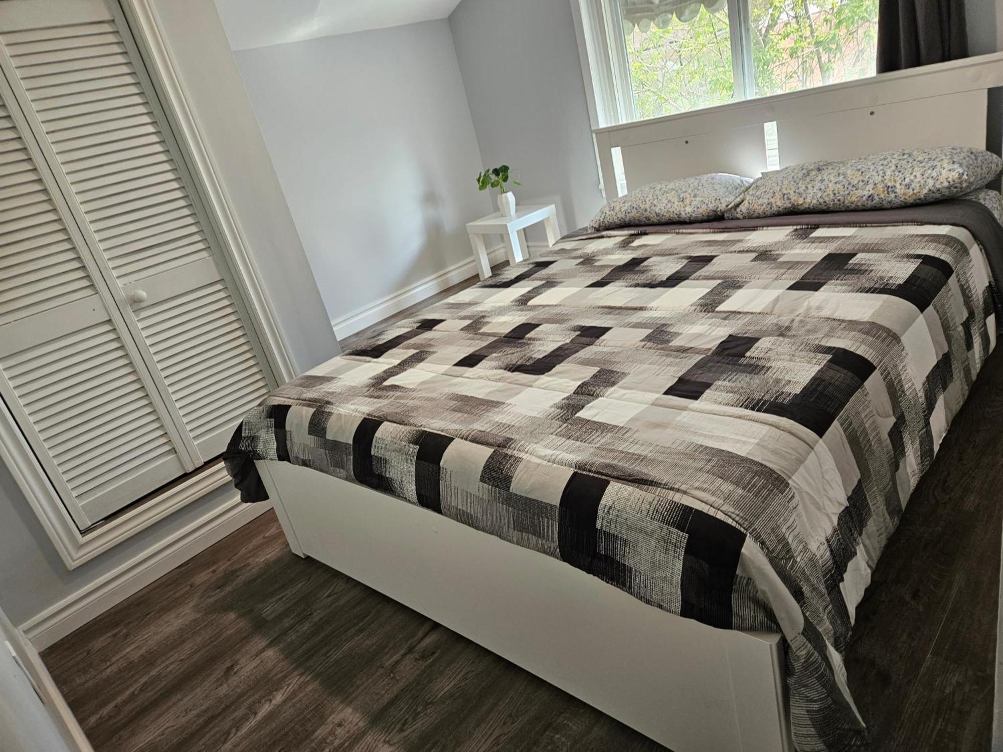 Modern Quiet Home By The Airport Mississauga Bagian luar foto