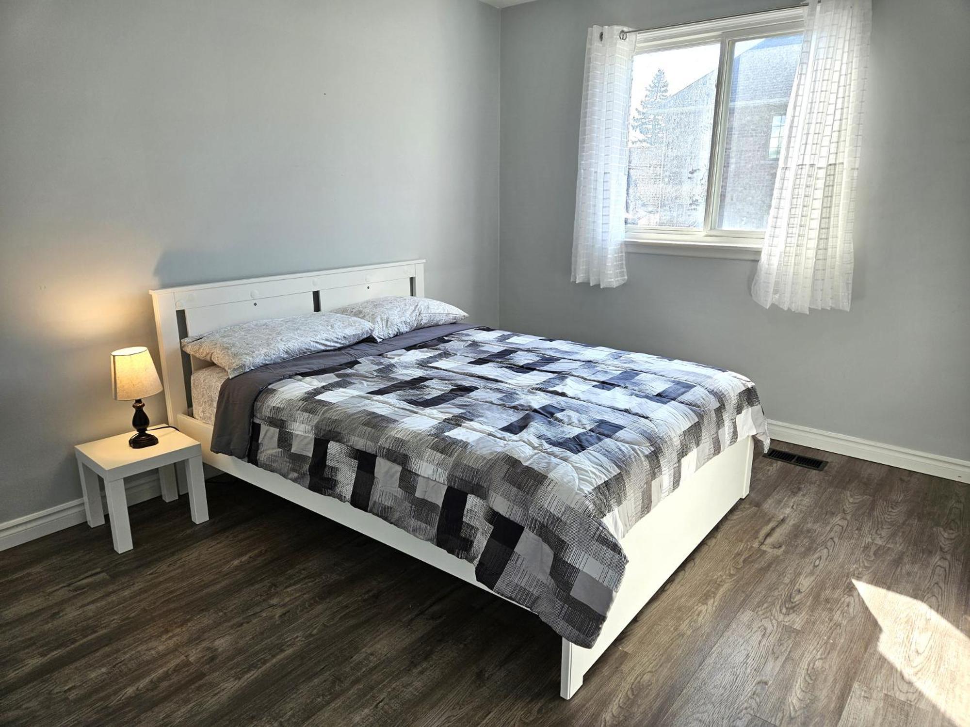 Modern Quiet Home By The Airport Mississauga Bagian luar foto