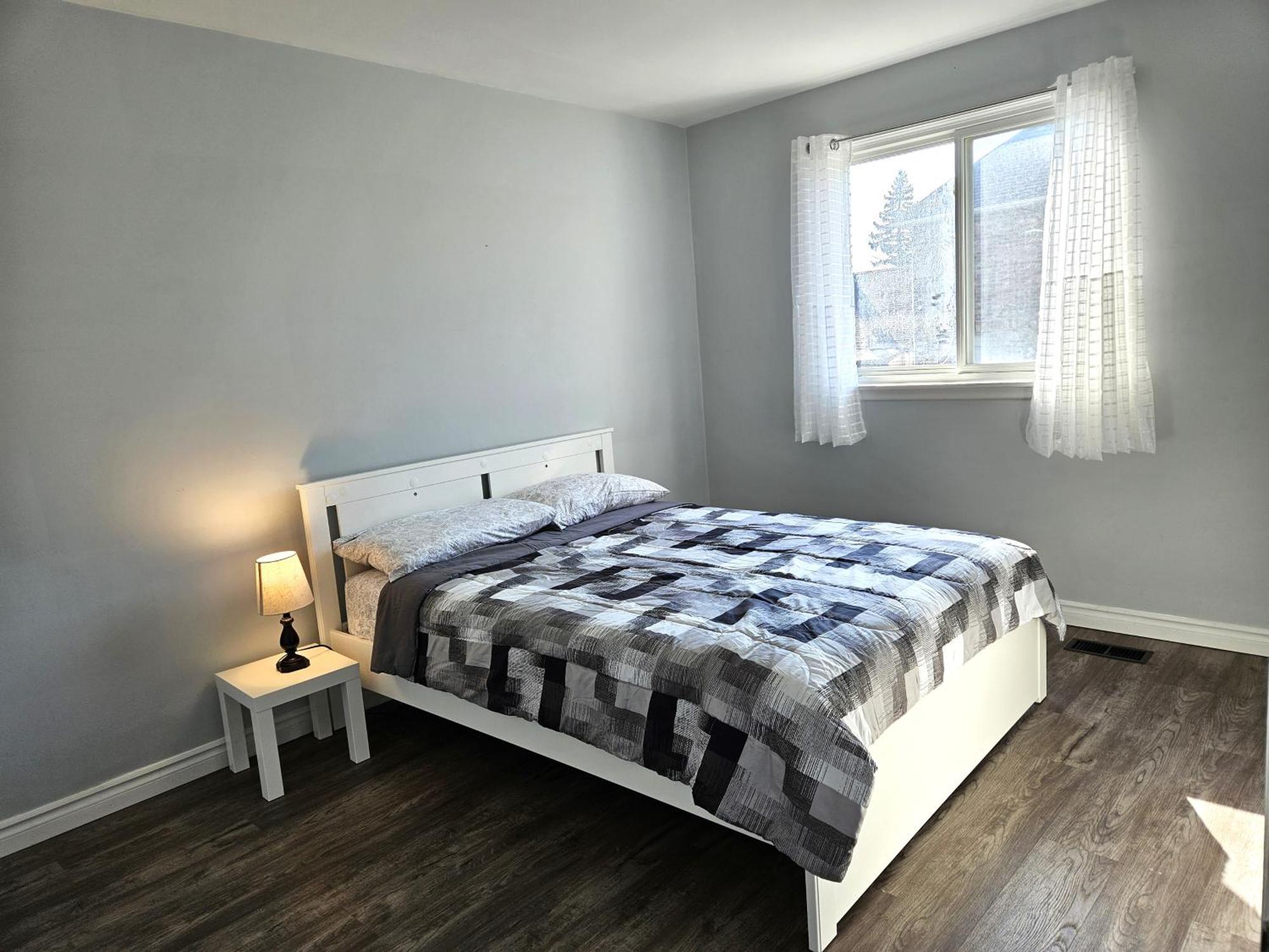 Modern Quiet Home By The Airport Mississauga Bagian luar foto