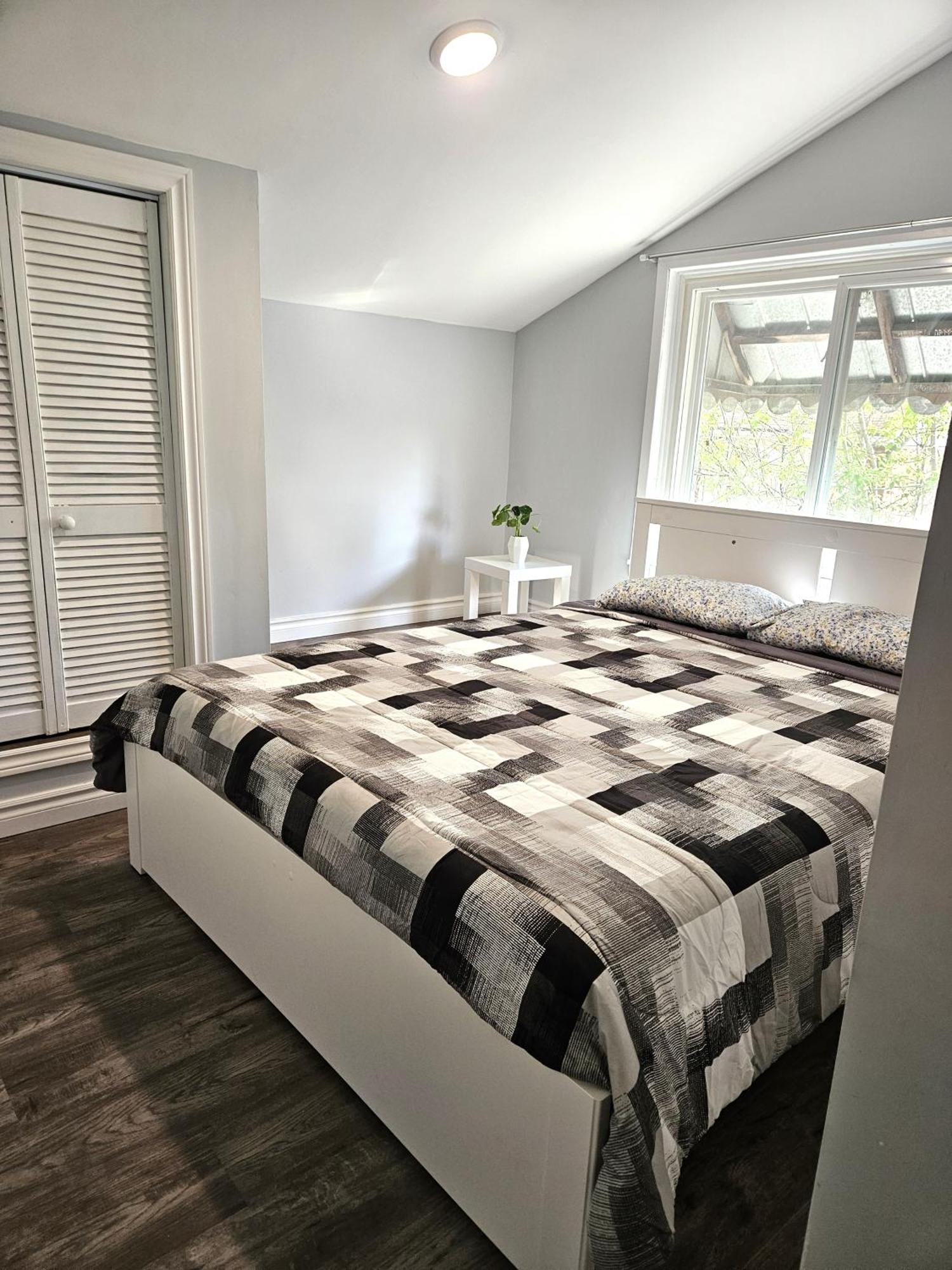 Modern Quiet Home By The Airport Mississauga Bagian luar foto