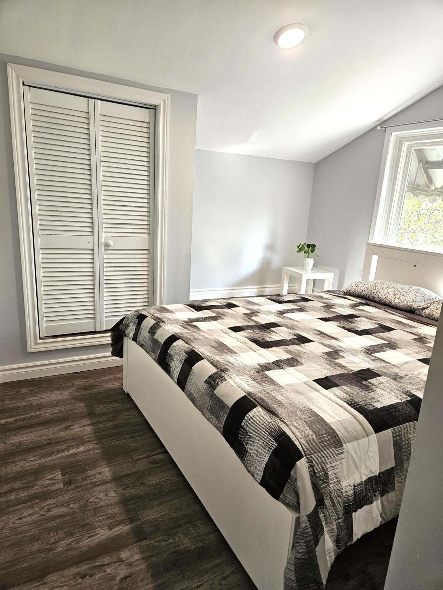 Modern Quiet Home By The Airport Mississauga Bagian luar foto