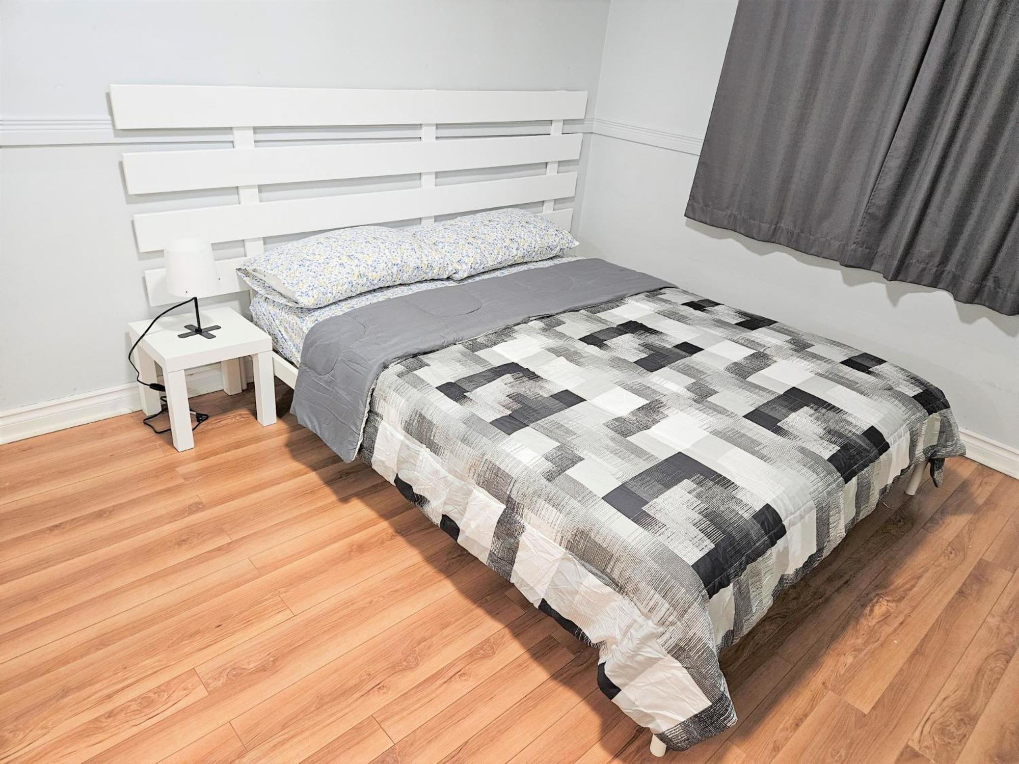 Modern Quiet Home By The Airport Mississauga Bagian luar foto